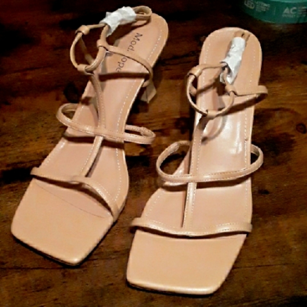 NWT women's Sz 10 Tan Strappy MODATOPE Gorgeous Classy Heels